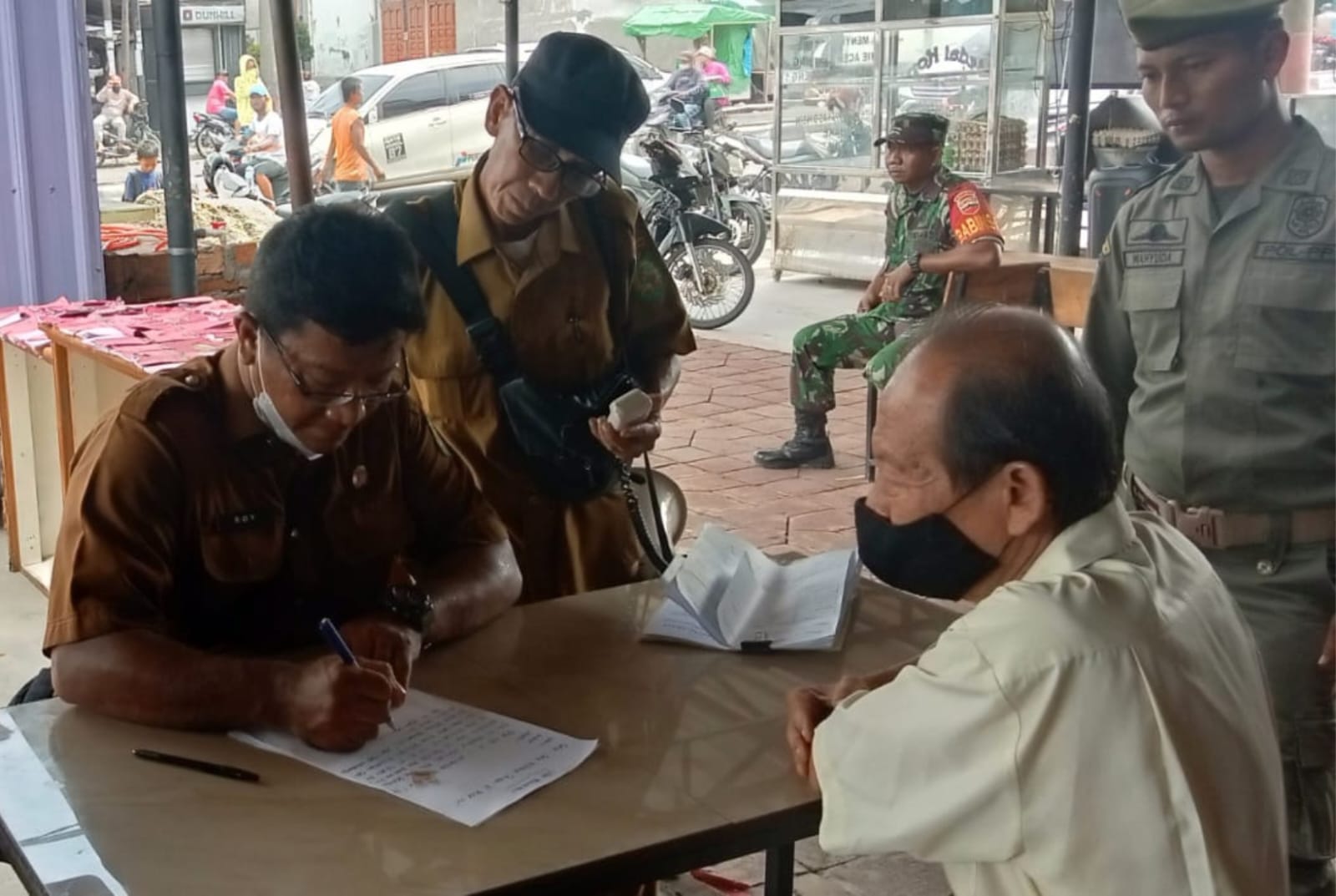 Kegiatan Penertiban Pedagang Kaki Lima PK5 Kios Yang Berjualan Diatas Badan Jalan K.L Yos Sudarso Kel Martubung Kec Medan Labuhan